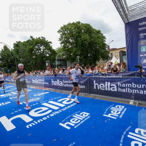 29.06.2025 - hella hamburg halbmarathon Zöllner http://msf.ph/oto/8420667 29.06.2025 10:31:23 Ziel 3955, 4812, 11857, 14450, 14548, 19042 meine-sportfotos.de