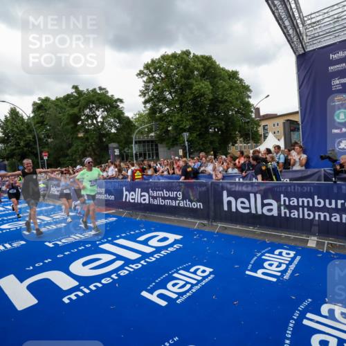 29.06.2025 - hella hamburg halbmarathon Zöllner http://msf.ph/oto/8420676 29.06.2025 10:53:19 Ziel 1683, 2074, 4065, 7312, 7383, 8273, 8361, 9142, 11844, 12875, 15179, 15681, 16929, 16986, 18901 meine-sportfotos.de