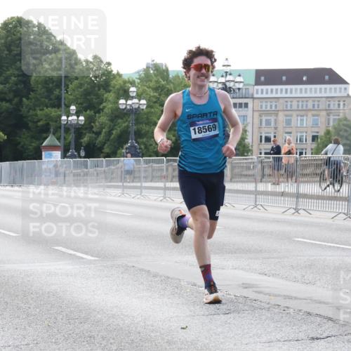 29.06.2025 - hella hamburg halbmarathon Lena Gebhardt http://msf.ph/oto/8420678 29.06.2025 09:42:12 Lombardsbrücke 14113, 18569, 1241, 2604, 2618, 2892, 4128, 6559, 7142, 7862, 10485, 11965, 12067, 12641, 13440, 13751, 13780, 14019, 14107, 14113, 14506, 15253, 16169, 17003, 17752, 18124, 18569, 18897 meine-sportfotos.de
