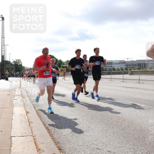 29.06.2025 - hella hamburg halbmarathon Lena Gebhardt http://msf.ph/oto/8420681 29.06.2025 09:51:37 Lombardsbrücke 9114, 903, 17381, 17382, 104, 1136, 1520, 1570, 1903, 1912, 1920, 1941, 2653, 2880, 2972, 3437, 3523, 3700, 4297, 4634, 4759, 4843, 4854, 4865, 4889, 4991, 4999, 5375, 5410, 6490, 6593, 6721, 6901, 7092, 7105, 7363, 7378, 7693, 7962, 8319, 8346, 8359, 8871, 8900, 9114, 9262, 9313, 9364, 9371, 9755, 9885, 10319, 10375, 10480, 10669, 10934, 11021, 11049, 11417, 11714, 11907, 11959, 12153, 12623, 12711, 14201 meine-sportfotos.de