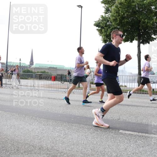 29.06.2025 - hella hamburg halbmarathon Lena Gebhardt http://msf.ph/oto/8420684 29.06.2025 10:42:49 Lombardsbrücke 6120, 12441, 1149, 1150, 1360, 1656, 1788, 1929, 1957, 1964, 1994, 2069, 2103, 2134, 2158, 2401, 2450, 2509, 2538, 2580, 2940, 2941, 2971, 3283, 3378, 3518, 3605, 3764, 3874, 4092, 4105, 4334, 4385, 4778, 4891, 4892, 5067, 5268, 5403, 5417, 5810, 5967, 6120, 6764, 7040, 7043, 7260, 7513, 7557, 7666, 8161, 8525, 8526, 8529, 8795, 8816, 8991, 9304, 9378, 9644, 9980, 10008, 10180, 10454, 10532, 10697, 11142, 11710, 12151, 12441, 13049, 13241 meine-sportfotos.de