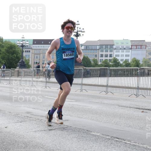 29.06.2025 - hella hamburg halbmarathon Lena Gebhardt http://msf.ph/oto/8420691 29.06.2025 09:42:12 Lombardsbrücke 18569, 1241, 2604, 2618, 2892, 4128, 6559, 7142, 7862, 10485, 11965, 12067, 12641, 13440, 13751, 13780, 14019, 14107, 14113, 14506, 15253, 16169, 17003, 17752, 18124, 18569, 18897 meine-sportfotos.de