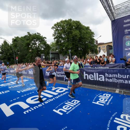 29.06.2025 - hella hamburg halbmarathon Zöllner http://msf.ph/oto/8420704 29.06.2025 10:53:20 Ziel 1683, 2074, 2354, 4065, 7312, 7383, 8273, 8361, 9142, 11844, 12490, 12875, 15179, 15681, 16929, 18901 meine-sportfotos.de
