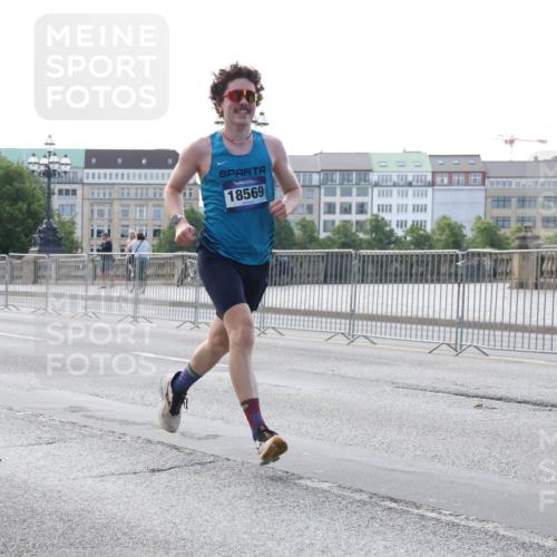 29.06.2025 - hella hamburg halbmarathon Lena Gebhardt http://msf.ph/oto/8420706 29.06.2025 09:42:12 Lombardsbrücke 18569, 1241, 2604, 2618, 2892, 4128, 6559, 7142, 7862, 10485, 11965, 12067, 12641, 13440, 13751, 13780, 14019, 14107, 14113, 14506, 15253, 16169, 17003, 17752, 18124, 18569, 18897 meine-sportfotos.de