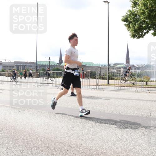 29.06.2025 - hella hamburg halbmarathon Lena Gebhardt http://msf.ph/oto/8420709 29.06.2025 10:27:37 Lombardsbrücke 1420, 2080, 2775, 3389, 4372, 5177, 5285, 5825, 6214, 6259, 7764, 7944, 7978, 8085, 8281, 9688, 10077, 10158, 10412, 10413, 11256, 11766, 12500, 12823, 13043, 13860, 14206, 15607, 15641, 16569, 16804, 16838, 17427, 17791, 18012, 18097, 18301, 18626, 18766 meine-sportfotos.de