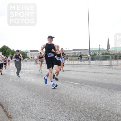 29.06.2025 - hella hamburg halbmarathon Lena Gebhardt http://msf.ph/oto/8420718 29.06.2025 10:52:28 Lombardsbrücke 18221, 3645, 10634, 18633, 12546, 1369, 1418, 1826, 1978, 2362, 2420, 2528, 2983, 3038, 3140, 3227, 3645, 4087, 4273, 4436, 4591, 4598, 4815, 5062, 5262, 5360, 6386, 6403, 6404, 6406, 6456, 6671, 6985, 7511, 7690, 7691, 7735, 7812, 8194, 8196, 8250, 8251, 8641, 9068, 9070, 9103, 9368, 9460, 9730, 9731, 10080, 10296, 10342, 10392, 10600, 10634, 10673, 10879, 10884, 10928, 11084, 11126, 11127, 11297, 11375, 11736, 11899, 11974, 12546, 12558, 12994 meine-sportfotos.de