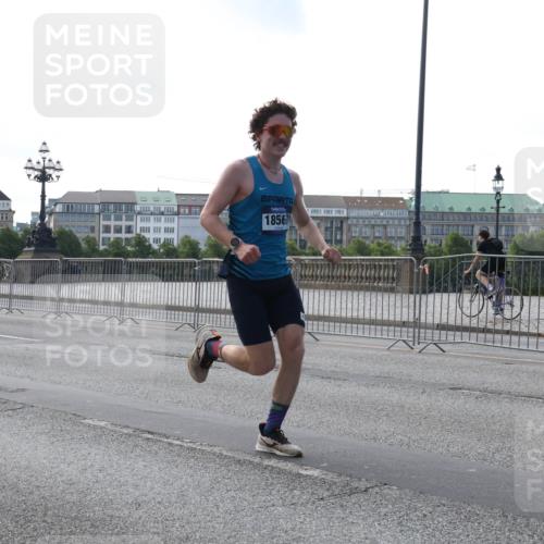 29.06.2025 - hella hamburg halbmarathon Lena Gebhardt http://msf.ph/oto/8420720 29.06.2025 09:42:13 Lombardsbrücke 18569, 1241, 2604, 2618, 2892, 4128, 6559, 7142, 7862, 10485, 11965, 12067, 12641, 13440, 13751, 13780, 14019, 14107, 14113, 14506, 15253, 16169, 17003, 17752, 18124, 18569, 18897 meine-sportfotos.de
