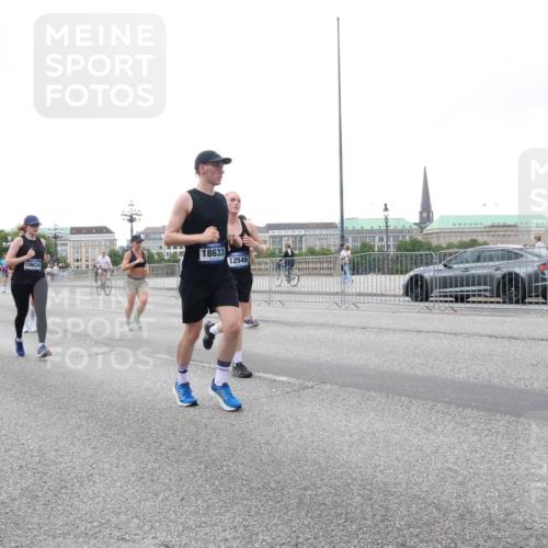 29.06.2025 - hella hamburg halbmarathon Lena Gebhardt http://msf.ph/oto/8420732 29.06.2025 10:52:28 Lombardsbrücke 18633, 10634, 12546, 1369, 1418, 1826, 1978, 2362, 2420, 2528, 2983, 3038, 3140, 3227, 3645, 4087, 4273, 4436, 4591, 4598, 4815, 5062, 5262, 5360, 6386, 6403, 6404, 6406, 6456, 6671, 6985, 7511, 7690, 7691, 7735, 7812, 8194, 8196, 8250, 8251, 8641, 9068, 9070, 9103, 9368, 9460, 9730, 9731, 10080, 10296, 10342, 10392, 10600, 10634, 10673, 10879, 10884, 10928, 11084, 11126, 11127, 11297, 11375, 11736, 11899, 11974, 12546, 12558, 12994 meine-sportfotos.de