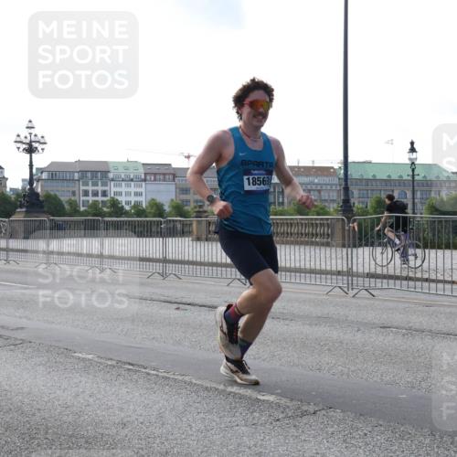 29.06.2025 - hella hamburg halbmarathon Lena Gebhardt http://msf.ph/oto/8420735 29.06.2025 09:42:13 Lombardsbrücke 18569, 000000, 1241, 2604, 2618, 2892, 4128, 6559, 7142, 7862, 10485, 11965, 12067, 12641, 13440, 13751, 13780, 14019, 14107, 14113, 14506, 15253, 16169, 17003, 17752, 18124, 18569, 18897 meine-sportfotos.de