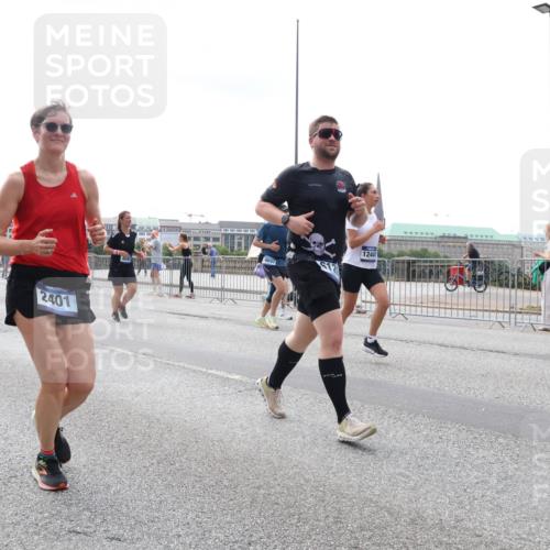 29.06.2025 - hella hamburg halbmarathon Lena Gebhardt http://msf.ph/oto/8420753 29.06.2025 10:42:50 Lombardsbrücke 1734, 2401, 12441, 1149, 1150, 1467, 1656, 1788, 1929, 1957, 1964, 1994, 2069, 2103, 2134, 2158, 2267, 2361, 2401, 2450, 2509, 2538, 2580, 2940, 2941, 2971, 3283, 3378, 3518, 3605, 3764, 3874, 4092, 4105, 4334, 4385, 4778, 4891, 5067, 5268, 5403, 5417, 5755, 5810, 5967, 6120, 6764, 7040, 7043, 7260, 7513, 7557, 7666, 8161, 8525, 8526, 8529, 8795, 8816, 8991, 9072, 9304, 9378, 9644, 9980, 10008, 10180, 10454, 10532, 10697, 11142, 11710, 12151, 12441, 13049, 13241 meine-sportfotos.de