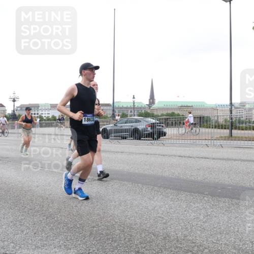 29.06.2025 - hella hamburg halbmarathon Lena Gebhardt http://msf.ph/oto/8420765 29.06.2025 10:52:29 Lombardsbrücke 10634, 18633, 1369, 1826, 1978, 2362, 2420, 2528, 2983, 3038, 3140, 3227, 3645, 4087, 4273, 4436, 4591, 4815, 5062, 5262, 5360, 6386, 6403, 6404, 6406, 6456, 6671, 6985, 7511, 7690, 7691, 7735, 7812, 8194, 8196, 8250, 8251, 8641, 9068, 9070, 9103, 9368, 9460, 9730, 9731, 10080, 10296, 10342, 10392, 10600, 10634, 10673, 10879, 10884, 10928, 11084, 11126, 11127, 11297, 11375, 11736, 11899, 11974, 12546, 12558, 12994 meine-sportfotos.de