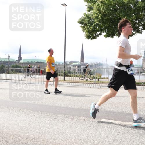 29.06.2025 - hella hamburg halbmarathon Lena Gebhardt http://msf.ph/oto/8420769 29.06.2025 10:27:38 Lombardsbrücke 14206, 570, 1747, 1148, 2080, 2775, 3389, 4372, 5177, 5285, 5825, 6214, 6259, 7764, 7944, 7978, 8085, 9688, 10077, 10158, 10412, 10413, 11256, 11766, 12500, 12823, 13043, 13860, 14206, 15607, 15641, 16569, 16804, 16838, 17427, 17791, 18012, 18097, 18301, 18626, 18766 meine-sportfotos.de