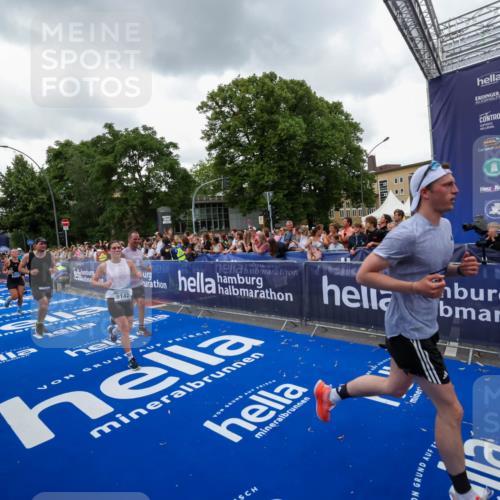 29.06.2025 - hella hamburg halbmarathon Zöllner http://msf.ph/oto/8420777 29.06.2025 10:53:22 Ziel 1683, 1727, 2074, 2354, 4065, 7312, 8361, 8651, 9142, 11844, 12490, 12875, 15179, 15681, 15838, 18134, 18901 meine-sportfotos.de