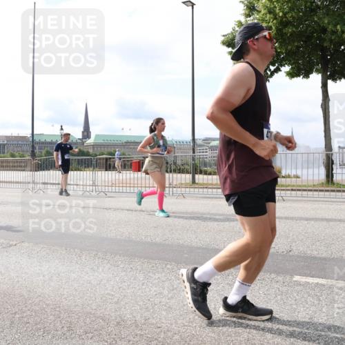 29.06.2025 - hella hamburg halbmarathon Lena Gebhardt http://msf.ph/oto/8420780 29.06.2025 10:18:26 Lombardsbrücke 5909, 87, 1159, 1160, 1234, 1268, 1325, 1554, 1820, 1982, 2087, 2147, 2335, 2634, 2703, 2931, 3125, 3202, 3321, 3482, 3529, 3977, 4123, 4383, 4710, 4738, 4802, 4804, 5049, 5909, 5910, 6270, 6332, 6533, 7094, 7160, 7214, 7454, 7641, 7649, 7838, 7882, 7883, 8067, 8248, 8341, 8607, 8665, 9222, 9276, 9505, 9539, 9586, 9658, 9717, 9734, 9748, 9834, 9844, 10172, 10332, 10502, 10659, 10687, 10908, 12498, 12541, 12548, 12552, 12703, 13341 meine-sportfotos.de