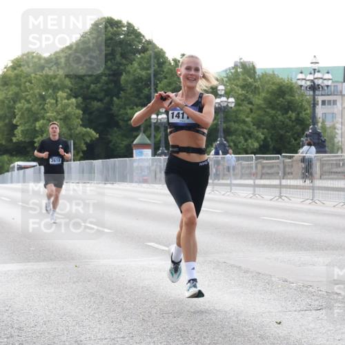 29.06.2025 - hella hamburg halbmarathon Lena Gebhardt http://msf.ph/oto/8420795 29.06.2025 09:42:14 Lombardsbrücke 15253, 2618, 141, 1241, 2604, 2618, 2892, 4128, 6559, 7142, 7862, 10485, 11965, 12067, 13440, 13751, 14019, 14107, 14113, 14506, 15253, 16169, 17003, 17752, 18124, 18569, 18897 meine-sportfotos.de