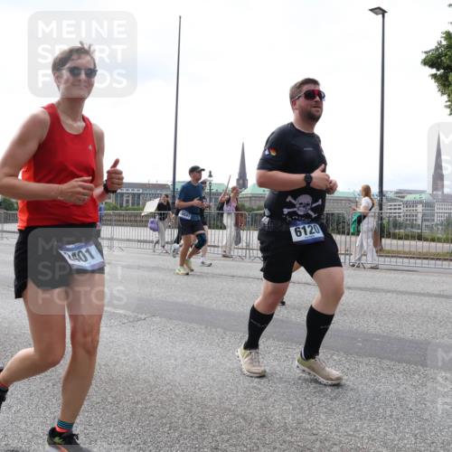 29.06.2025 - hella hamburg halbmarathon Lena Gebhardt http://msf.ph/oto/8420797 29.06.2025 10:42:50 Lombardsbrücke 201, 10697, 6120, 1149, 1150, 1467, 1656, 1788, 1929, 1957, 1964, 1994, 2069, 2103, 2134, 2158, 2267, 2361, 2401, 2450, 2509, 2538, 2580, 2940, 2941, 2971, 3283, 3378, 3518, 3605, 3764, 3874, 4092, 4105, 4334, 4385, 4778, 4891, 5067, 5268, 5403, 5417, 5755, 5810, 5967, 6120, 6764, 7040, 7043, 7260, 7513, 7557, 7666, 8161, 8525, 8526, 8529, 8795, 8816, 8991, 9072, 9304, 9378, 9644, 9980, 10008, 10180, 10454, 10532, 10697, 11142, 11710, 12151, 12441, 13049, 13241 meine-sportfotos.de