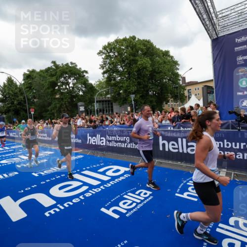 29.06.2025 - hella hamburg halbmarathon Zöllner http://msf.ph/oto/8420804 29.06.2025 10:53:23 Ziel 1683, 1727, 2074, 2354, 4065, 6942, 7312, 8651, 9142, 11844, 12490, 12875, 15179, 15681, 15838, 18134, 18901 meine-sportfotos.de