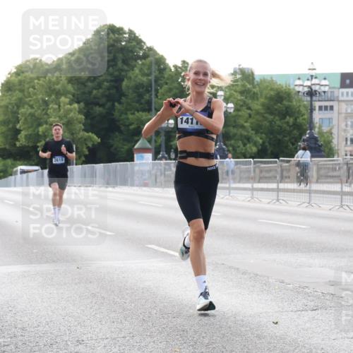 29.06.2025 - hella hamburg halbmarathon Lena Gebhardt http://msf.ph/oto/8420812 29.06.2025 09:42:14 Lombardsbrücke 15253, 2618, 141, 1241, 2604, 2618, 2892, 4128, 6559, 7142, 7862, 10485, 11965, 12067, 13440, 13751, 14019, 14107, 14113, 14506, 15253, 16169, 17003, 17752, 18124, 18569, 18897 meine-sportfotos.de