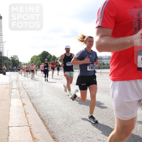 29.06.2025 - hella hamburg halbmarathon Lena Gebhardt http://msf.ph/oto/8420814 29.06.2025 09:51:38 Lombardsbrücke 1876, 1903, 9114, 1136, 1520, 1570, 1903, 1912, 1920, 1941, 2653, 2880, 2972, 3437, 3523, 3700, 4297, 4634, 4759, 4843, 4854, 4865, 4991, 4999, 5014, 5129, 5375, 5410, 6490, 6593, 6721, 6901, 7092, 7105, 7363, 7378, 7693, 7962, 8074, 8319, 8346, 8359, 8871, 8900, 9114, 9262, 9313, 9364, 9371, 9755, 9885, 10319, 10375, 10480, 10669, 10691, 10934, 11021, 11049, 11417, 11714, 11907, 11959, 12153, 12623, 12711, 14201 meine-sportfotos.de