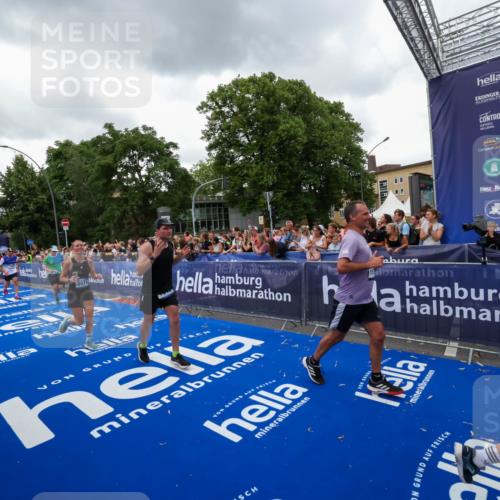 29.06.2025 - hella hamburg halbmarathon Zöllner http://msf.ph/oto/8420815 29.06.2025 10:53:24 Ziel 1683, 1727, 2074, 2354, 4065, 6198, 6942, 7312, 8651, 9142, 11844, 12490, 13997, 15179, 15681, 15838, 18134, 18901 meine-sportfotos.de