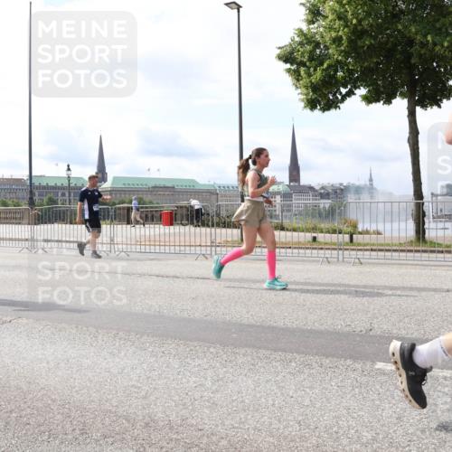 29.06.2025 - hella hamburg halbmarathon Lena Gebhardt http://msf.ph/oto/8420818 29.06.2025 10:18:26 Lombardsbrücke 1159, 1160, 1234, 1268, 1325, 1554, 1820, 1982, 2087, 2147, 2335, 2634, 2703, 2931, 3125, 3202, 3321, 3482, 3529, 3977, 4123, 4383, 4710, 4738, 4802, 4804, 5049, 5909, 5910, 6270, 6332, 6533, 7094, 7160, 7214, 7454, 7641, 7649, 7838, 7882, 7883, 8067, 8248, 8341, 8607, 8665, 9222, 9276, 9505, 9539, 9586, 9658, 9717, 9734, 9748, 9834, 9844, 10172, 10332, 10502, 10659, 10687, 10908, 12498, 12541, 12548, 12552, 12703, 13341 meine-sportfotos.de