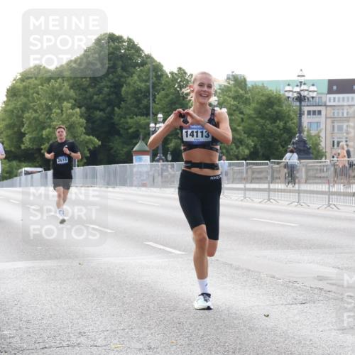 29.06.2025 - hella hamburg halbmarathon Lena Gebhardt http://msf.ph/oto/8420829 29.06.2025 09:42:14 Lombardsbrücke 15253, 2618, 14113, 1241, 2604, 2618, 2892, 4128, 6559, 7142, 7862, 10485, 11965, 12067, 13440, 13751, 14019, 14107, 14113, 14506, 15253, 16169, 17003, 17752, 18124, 18569, 18897 meine-sportfotos.de