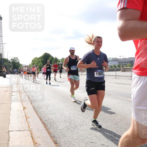 29.06.2025 - hella hamburg halbmarathon Lena Gebhardt http://msf.ph/oto/8420833 29.06.2025 09:51:39 Lombardsbrücke 18764, 1903, 20, 9, 1136, 1520, 1570, 1903, 1912, 1920, 1941, 2653, 2880, 2972, 3437, 3523, 3700, 4297, 4634, 4759, 4843, 4854, 4865, 4991, 4999, 5014, 5129, 5375, 5410, 6490, 6593, 6700, 6721, 6770, 6901, 7092, 7105, 7363, 7378, 7693, 7962, 8074, 8346, 8359, 8871, 8900, 9114, 9262, 9313, 9358, 9364, 9371, 9755, 9885, 10319, 10375, 10480, 10669, 10691, 10934, 11021, 11049, 11417, 11714, 11907, 11959, 12153, 12623, 12711, 14201 meine-sportfotos.de