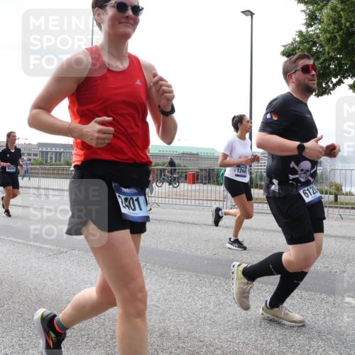 29.06.2025 - hella hamburg halbmarathon Lena Gebhardt http://msf.ph/oto/8420845 29.06.2025 10:42:50 Lombardsbrücke 4092, 2401, 12441, 612, 1149, 1150, 1467, 1656, 1788, 1929, 1957, 1964, 1994, 2069, 2103, 2134, 2158, 2267, 2361, 2401, 2450, 2509, 2538, 2580, 2940, 2941, 2971, 3283, 3378, 3518, 3605, 3764, 3874, 4092, 4105, 4334, 4385, 4778, 4891, 5067, 5268, 5403, 5417, 5755, 5810, 5967, 6120, 6764, 7040, 7043, 7260, 7513, 7557, 7666, 8161, 8525, 8526, 8529, 8795, 8816, 8991, 9072, 9304, 9378, 9644, 9980, 10008, 10180, 10454, 10532, 10697, 11142, 11710, 12151, 12441, 13049, 13241 meine-sportfotos.de