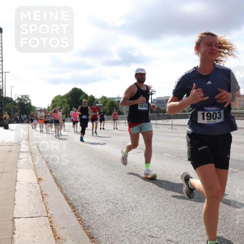 29.06.2025 - hella hamburg halbmarathon Lena Gebhardt http://msf.ph/oto/8420854 29.06.2025 09:51:39 Lombardsbrücke 10375, 18764, 1903, 1136, 1520, 1570, 1903, 1912, 1920, 1941, 2653, 2880, 2972, 3437, 3523, 3700, 4297, 4634, 4759, 4843, 4854, 4865, 4991, 4999, 5014, 5129, 5375, 5410, 6490, 6593, 6700, 6721, 6770, 6901, 7092, 7105, 7363, 7378, 7693, 7962, 8074, 8346, 8359, 8871, 8900, 9114, 9262, 9313, 9358, 9364, 9371, 9755, 9885, 10319, 10375, 10480, 10669, 10691, 10934, 11021, 11049, 11417, 11714, 11907, 11959, 12153, 12623, 12711, 14201 meine-sportfotos.de