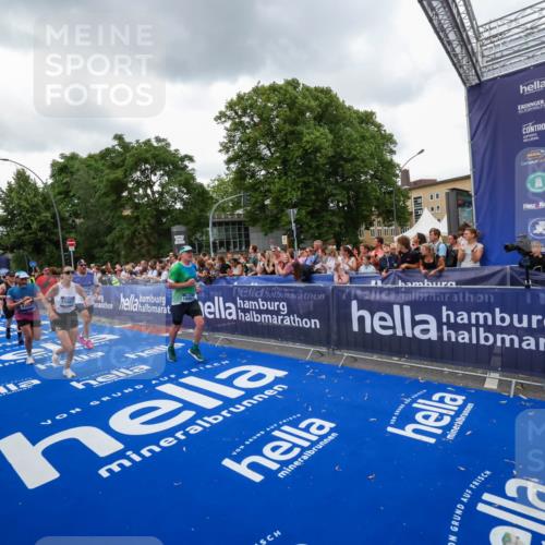29.06.2025 - hella hamburg halbmarathon Zöllner http://msf.ph/oto/8420865 29.06.2025 10:53:25 Ziel 1683, 1727, 2074, 2354, 4065, 6198, 6629, 6942, 7312, 8651, 11844, 12490, 13997, 15681, 15838, 18134, 18901 meine-sportfotos.de
