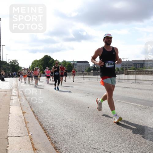 29.06.2025 - hella hamburg halbmarathon Lena Gebhardt http://msf.ph/oto/8420875 29.06.2025 09:51:39 Lombardsbrücke 10375, 18764, 1136, 1520, 1570, 1903, 1912, 1920, 1941, 2653, 2880, 2972, 3437, 3523, 3700, 4297, 4634, 4759, 4843, 4854, 4865, 4991, 4999, 5014, 5129, 5375, 5410, 6490, 6593, 6700, 6721, 6770, 6901, 7092, 7105, 7363, 7378, 7693, 7962, 8074, 8346, 8359, 8871, 8900, 9114, 9262, 9313, 9358, 9364, 9371, 9755, 9885, 10319, 10375, 10480, 10669, 10691, 10934, 11021, 11049, 11417, 11714, 11907, 11959, 12153, 12623, 12711, 14201 meine-sportfotos.de