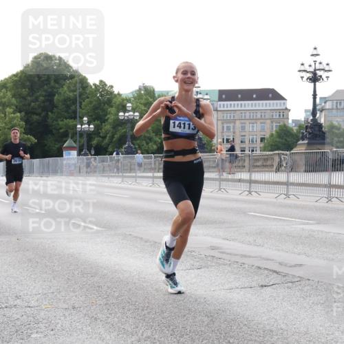29.06.2025 - hella hamburg halbmarathon Lena Gebhardt http://msf.ph/oto/8420882 29.06.2025 09:42:15 Lombardsbrücke 15253, 2618, 14113, 1241, 2604, 2618, 2892, 4128, 6559, 7142, 7862, 10485, 11965, 13440, 13751, 14019, 14107, 14113, 14506, 15253, 16169, 17003, 17752, 18124, 18569, 18897 meine-sportfotos.de