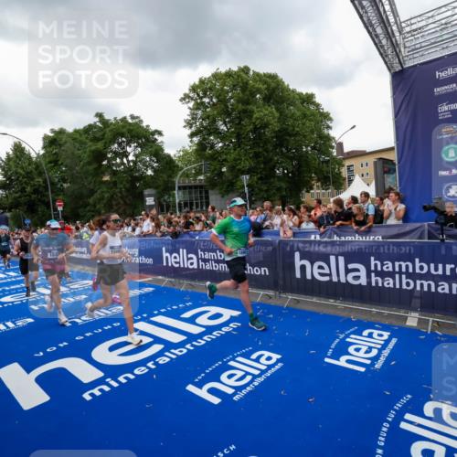 29.06.2025 - hella hamburg halbmarathon Zöllner http://msf.ph/oto/8420885 29.06.2025 10:53:26 Ziel 1683, 1727, 2074, 2354, 4065, 6198, 6629, 6942, 7312, 8651, 11844, 12490, 13997, 15681, 15838, 18134, 18901 meine-sportfotos.de