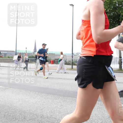 29.06.2025 - hella hamburg halbmarathon Lena Gebhardt http://msf.ph/oto/8420897 29.06.2025 10:42:51 Lombardsbrücke 10697, 1149, 1467, 1656, 1788, 1929, 1957, 1964, 1994, 2069, 2103, 2134, 2158, 2267, 2361, 2401, 2450, 2509, 2538, 2580, 2940, 2941, 2971, 3074, 3283, 3378, 3518, 3605, 3764, 3874, 4092, 4105, 4334, 4385, 4778, 5067, 5268, 5403, 5417, 5755, 5810, 5967, 6120, 6764, 7040, 7043, 7260, 7513, 7666, 8161, 8184, 8525, 8526, 8529, 8795, 8816, 8991, 9072, 9304, 9378, 9644, 9980, 10008, 10180, 10454, 10532, 10697, 11142, 11710, 12151, 12441, 13049, 13241 meine-sportfotos.de