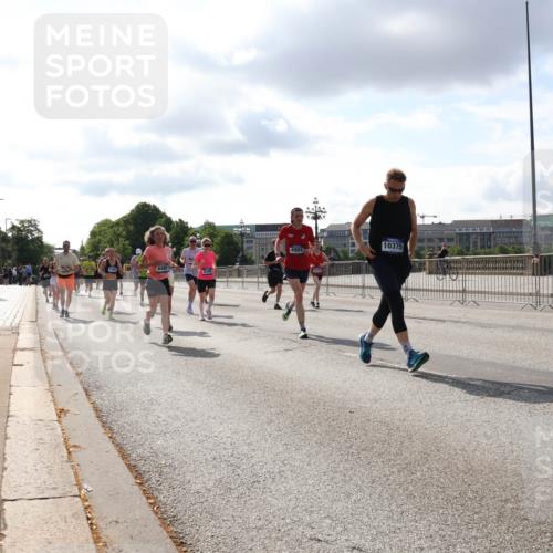 29.06.2025 - hella hamburg halbmarathon Lena Gebhardt http://msf.ph/oto/8420911 29.06.2025 09:51:41 Lombardsbrücke 8346, 4991, 10375, 1136, 1520, 1569, 1570, 1903, 1912, 1920, 1941, 2653, 2880, 2972, 3437, 3523, 3700, 4297, 4634, 4759, 4843, 4854, 4865, 4991, 4999, 5014, 5129, 5375, 5410, 6490, 6700, 6721, 6770, 6901, 7092, 7105, 7363, 7378, 7693, 7962, 8074, 8346, 8359, 8871, 8900, 9114, 9262, 9313, 9358, 9364, 9885, 10319, 10375, 10480, 10669, 10691, 10934, 11021, 11049, 11417, 11714, 11907, 11959, 12623, 12711, 14201 meine-sportfotos.de