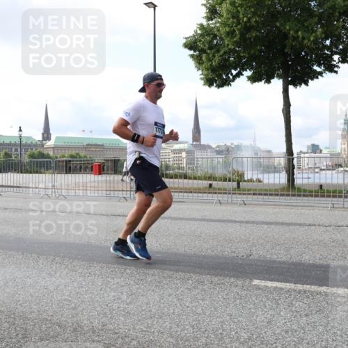 29.06.2025 - hella hamburg halbmarathon Lena Gebhardt http://msf.ph/oto/8420915 29.06.2025 10:05:46 Lombardsbrücke 17731, 80, 1229, 1448, 1830, 1842, 1863, 1936, 1981, 2288, 2298, 2471, 2540, 2624, 3062, 3461, 3578, 3929, 4014, 4169, 4782, 5073, 5762, 6014, 7741, 8051, 8894, 8909, 9075, 9165, 9339, 9477, 9559, 9680, 9736, 9737, 9738, 9917, 10343, 10694, 10791, 10998, 11784, 11873, 11958, 12557, 13042, 13221, 14465, 14642, 14987, 15766, 16092, 16441, 16546, 16687, 16847, 17731, 17740, 17885, 18616, 18617, 18768, 18857, 18973, 19248 meine-sportfotos.de