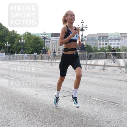 29.06.2025 - hella hamburg halbmarathon Lena Gebhardt http://msf.ph/oto/8420920 29.06.2025 09:42:15 Lombardsbrücke 2618, 13, 1241, 2604, 2618, 2892, 4128, 6559, 7142, 7862, 10485, 11965, 13440, 13751, 14019, 14107, 14113, 14506, 15253, 16169, 17003, 17752, 18124, 18569, 18897 meine-sportfotos.de