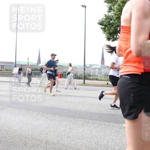 29.06.2025 - hella hamburg halbmarathon Lena Gebhardt http://msf.ph/oto/8420922 29.06.2025 10:42:51 Lombardsbrücke 4092, 0697, 1149, 1467, 1656, 1788, 1929, 1957, 1964, 1994, 2069, 2103, 2134, 2158, 2267, 2361, 2401, 2450, 2509, 2538, 2580, 2940, 2941, 2971, 3074, 3283, 3378, 3518, 3605, 3764, 3874, 4092, 4105, 4334, 4385, 4778, 5067, 5268, 5403, 5417, 5755, 5810, 5967, 6120, 6764, 7040, 7043, 7260, 7513, 7666, 8161, 8184, 8525, 8526, 8529, 8795, 8816, 8991, 9072, 9304, 9378, 9644, 9980, 10008, 10180, 10454, 10532, 10697, 11142, 11710, 12151, 12441, 13049, 13241 meine-sportfotos.de