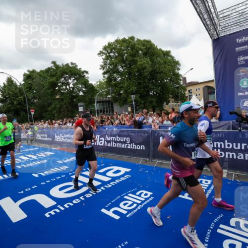 29.06.2025 - hella hamburg halbmarathon Zöllner http://msf.ph/oto/8420923 29.06.2025 10:53:27 Ziel 1683, 1727, 2354, 4065, 6198, 6629, 6942, 8651, 11844, 12490, 13912, 13997, 15681, 15838, 18134, 18901 meine-sportfotos.de