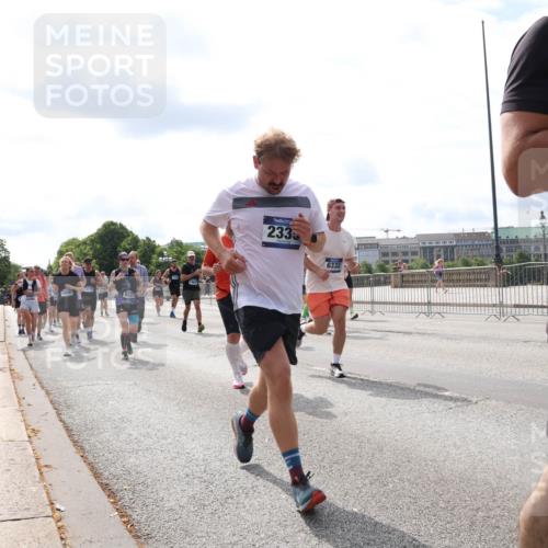 29.06.2025 - hella hamburg halbmarathon Lena Gebhardt http://msf.ph/oto/8420926 29.06.2025 10:18:27 Lombardsbrücke 14770, 18807, 9222, 233, 6332, 10, 1159, 1160, 1234, 1268, 1325, 1554, 1820, 1982, 2087, 2147, 2335, 2634, 2703, 2931, 3125, 3202, 3321, 3482, 3529, 3977, 4123, 4383, 4710, 4738, 4802, 4804, 5049, 5909, 5910, 6270, 6332, 6533, 7094, 7160, 7214, 7454, 7641, 7649, 7838, 7882, 7883, 8067, 8248, 8341, 8665, 9222, 9276, 9505, 9539, 9586, 9658, 9717, 9748, 9834, 9844, 10172, 10332, 10502, 10659, 10687, 10908, 12498, 12541, 12548, 12552, 12703, 13341 meine-sportfotos.de