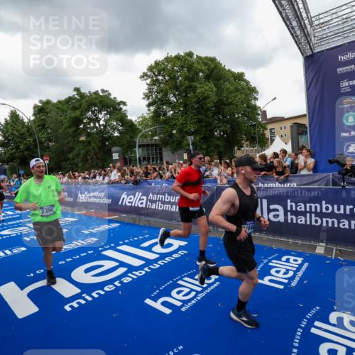 29.06.2025 - hella hamburg halbmarathon Zöllner http://msf.ph/oto/8420945 29.06.2025 10:53:28 Ziel 1683, 1727, 2354, 4065, 6198, 6629, 6942, 8651, 11068, 11844, 12490, 12909, 13912, 13997, 15838, 18134 meine-sportfotos.de