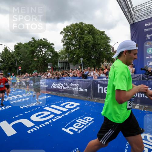 29.06.2025 - hella hamburg halbmarathon Zöllner http://msf.ph/oto/8420955 29.06.2025 10:53:29 Ziel 1727, 2354, 5866, 6198, 6629, 6942, 8651, 11068, 12490, 12909, 13912, 13997, 15838, 17710, 18134 meine-sportfotos.de