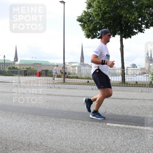 29.06.2025 - hella hamburg halbmarathon Lena Gebhardt http://msf.ph/oto/8420959 29.06.2025 10:05:47 Lombardsbrücke 1229, 1448, 1830, 1842, 1936, 1981, 2288, 2298, 2471, 2540, 2624, 3062, 3461, 3929, 4014, 4169, 4782, 5073, 5762, 6014, 7741, 8051, 8316, 8894, 8909, 9075, 9339, 9477, 9559, 9680, 9736, 9737, 9738, 9917, 10343, 10694, 10791, 10998, 11784, 11873, 11958, 12557, 13042, 13221, 14465, 14642, 14987, 15766, 15772, 16092, 16441, 16546, 16687, 16847, 17731, 17740, 17885, 18768, 18857, 18973, 19248 meine-sportfotos.de