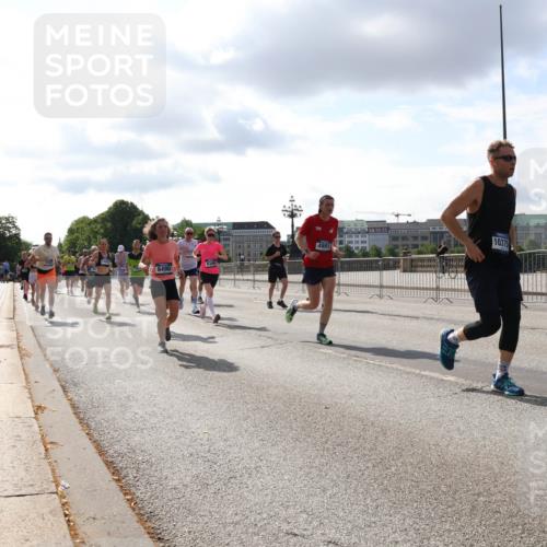 29.06.2025 - hella hamburg halbmarathon Lena Gebhardt http://msf.ph/oto/8420961 29.06.2025 09:51:41 Lombardsbrücke 1136, 1520, 1569, 1570, 1903, 1912, 1920, 1941, 2653, 2880, 2972, 3437, 3523, 3700, 4297, 4634, 4759, 4843, 4854, 4865, 4991, 4999, 5014, 5129, 5375, 5410, 6490, 6700, 6721, 6770, 6901, 7092, 7105, 7363, 7378, 7693, 7962, 8074, 8346, 8359, 8871, 8900, 9114, 9262, 9313, 9358, 9364, 9885, 10319, 10375, 10480, 10669, 10691, 10934, 11021, 11049, 11417, 11714, 11907, 11959, 12623, 12711, 14201 meine-sportfotos.de