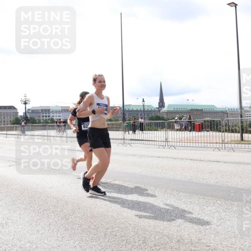 29.06.2025 - hella hamburg halbmarathon Lena Gebhardt http://msf.ph/oto/8420966 29.06.2025 10:27:40 Lombardsbrücke 4372, 62, 1148, 2080, 2775, 3389, 4372, 5177, 5285, 5825, 6214, 6259, 7764, 7944, 7978, 8085, 9567, 9688, 10158, 10412, 10413, 11256, 11766, 12500, 12823, 13043, 13860, 14206, 15607, 15641, 16569, 16804, 16838, 17427, 17791, 18012, 18097, 18301, 18626, 18766 meine-sportfotos.de