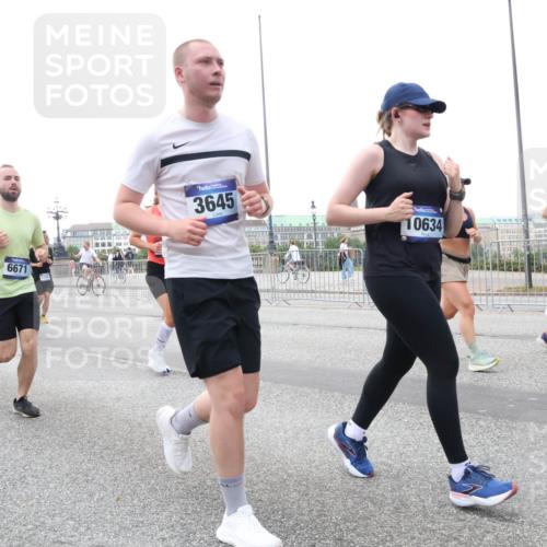 29.06.2025 - hella hamburg halbmarathon Lena Gebhardt http://msf.ph/oto/8420977 29.06.2025 10:52:31 Lombardsbrücke 731, 18115, 6671, 3645, 10634, 08, 1369, 1826, 1978, 2362, 2420, 2528, 2983, 3140, 3227, 3645, 4087, 4273, 4436, 4591, 4815, 5262, 5360, 6386, 6403, 6404, 6406, 6456, 6671, 6985, 7032, 7511, 7690, 7691, 7735, 7812, 8194, 8196, 8250, 8251, 8641, 9068, 9070, 9103, 9368, 9731, 10080, 10296, 10342, 10392, 10600, 10634, 10879, 10884, 10928, 11084, 11126, 11127, 11297, 11375, 11736, 11899, 11974, 12546, 12558, 12994, 14009 meine-sportfotos.de