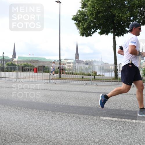 29.06.2025 - hella hamburg halbmarathon Lena Gebhardt http://msf.ph/oto/8420981 29.06.2025 10:05:47 Lombardsbrücke 1229, 1448, 1830, 1842, 1936, 1981, 2288, 2298, 2471, 2540, 2624, 3062, 3461, 3929, 4014, 4169, 4782, 5073, 5762, 6014, 7741, 8051, 8316, 8894, 8909, 9075, 9339, 9477, 9559, 9680, 9736, 9737, 9738, 9917, 10343, 10694, 10791, 10998, 11784, 11873, 11958, 12557, 13042, 13221, 14465, 14642, 14987, 15766, 15772, 16092, 16441, 16546, 16687, 16847, 17731, 17740, 17885, 18768, 18857, 18973, 19248 meine-sportfotos.de