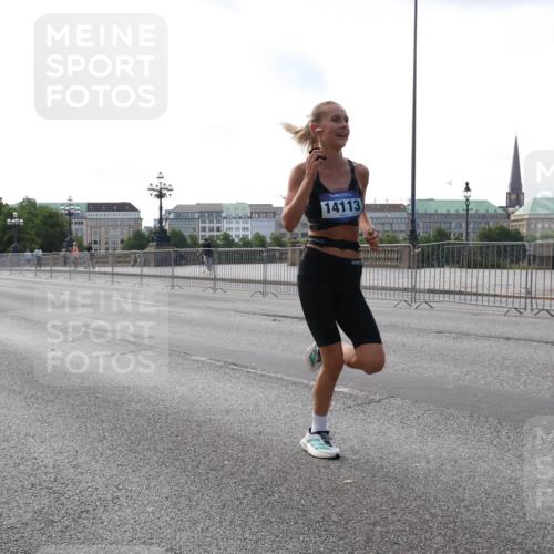 29.06.2025 - hella hamburg halbmarathon Lena Gebhardt http://msf.ph/oto/8420983 29.06.2025 09:42:16 Lombardsbrücke 14113, 2722292, 1241, 2604, 2618, 2892, 6559, 7142, 7862, 10485, 11965, 13440, 13751, 14019, 14107, 14113, 14506, 15253, 16169, 17003, 17752, 18124, 18569, 18897 meine-sportfotos.de