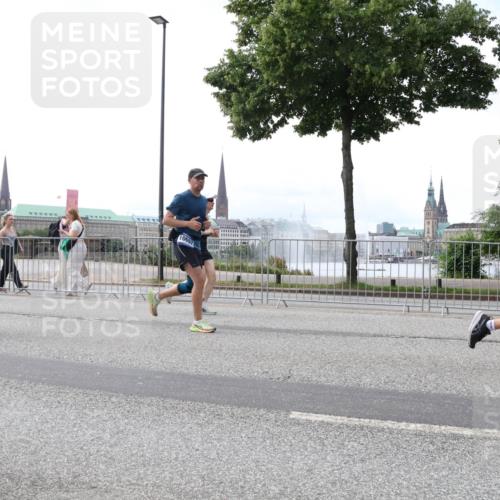 29.06.2025 - hella hamburg halbmarathon Lena Gebhardt http://msf.ph/oto/8420984 29.06.2025 10:42:51 Lombardsbrücke 4092, 10697, 1149, 1467, 1656, 1788, 1929, 1957, 1964, 1994, 2069, 2103, 2134, 2158, 2267, 2361, 2401, 2450, 2509, 2538, 2580, 2940, 2941, 2971, 3074, 3283, 3378, 3518, 3605, 3764, 3874, 4092, 4105, 4334, 4385, 4778, 5067, 5268, 5403, 5417, 5755, 5810, 5967, 6120, 6764, 7040, 7043, 7260, 7513, 7666, 8161, 8184, 8525, 8526, 8529, 8795, 8816, 8991, 9072, 9304, 9378, 9644, 9980, 10008, 10180, 10454, 10532, 10697, 11142, 11710, 12151, 12441, 13049, 13241 meine-sportfotos.de