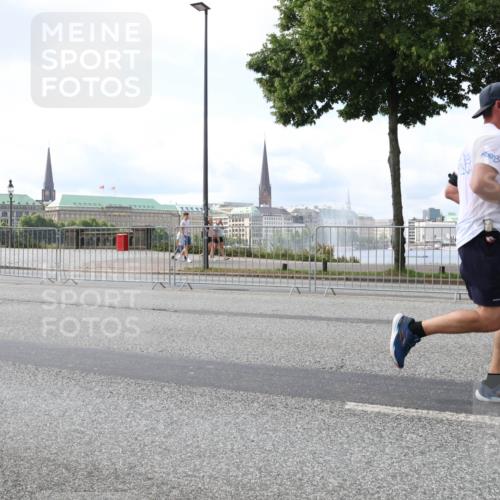 29.06.2025 - hella hamburg halbmarathon Lena Gebhardt http://msf.ph/oto/8420996 29.06.2025 10:05:47 Lombardsbrücke 1229, 1448, 1830, 1842, 1936, 1981, 2288, 2298, 2471, 2540, 2624, 3062, 3461, 3929, 4014, 4169, 4782, 5073, 5762, 6014, 7741, 8051, 8316, 8894, 8909, 9075, 9339, 9477, 9559, 9680, 9736, 9737, 9738, 9917, 10343, 10694, 10791, 10998, 11784, 11873, 11958, 12557, 13042, 13221, 14465, 14642, 14987, 15766, 15772, 16092, 16441, 16546, 16687, 16847, 17731, 17740, 17885, 18768, 18857, 18973, 19248 meine-sportfotos.de